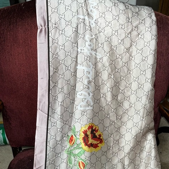 Gucci 100% Silk Wrap/Scarf - Picture 4 of 5